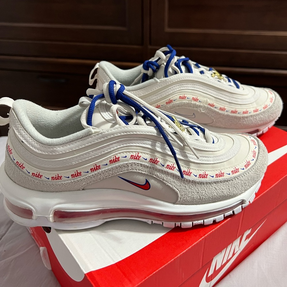 W AIR MAX 97 SE
LIGHT BONE/UNIVERSITY RED
OS CLAIR/UNIVERSITE ROUGE